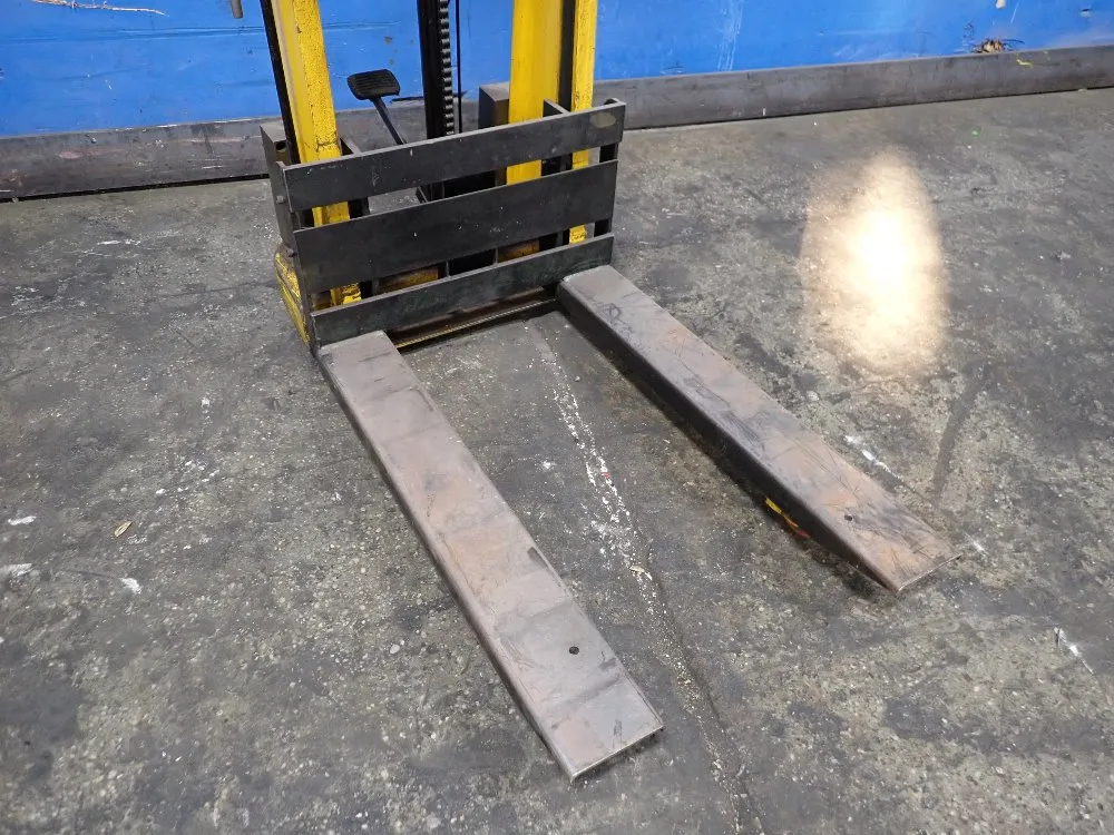 Big Joe Straddle Lift