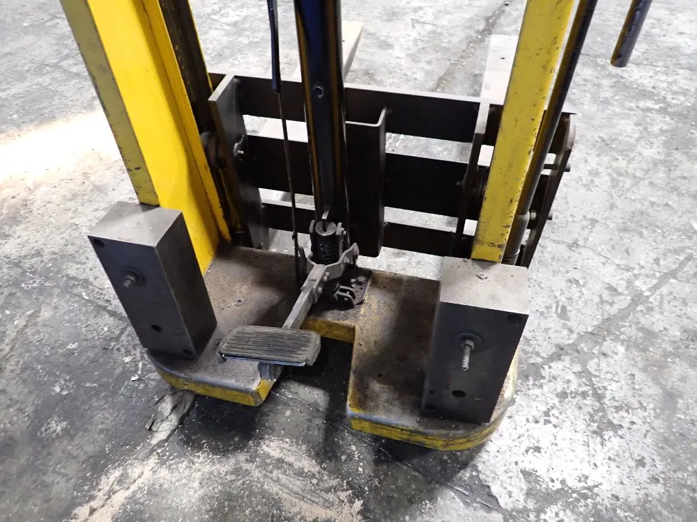Big Joe Straddle Lift