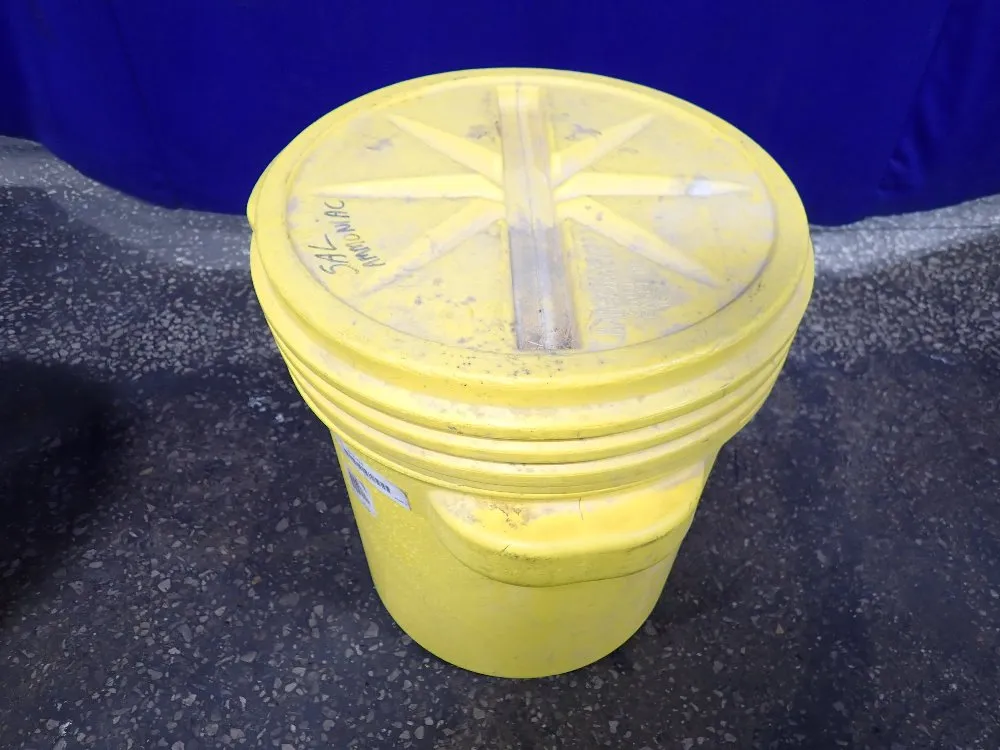 PLASTIC CONTAINER 