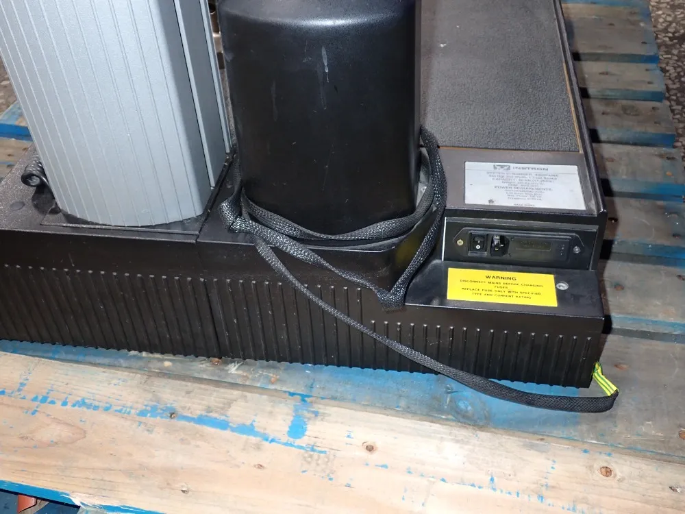 Instron Instron 4469 Universal Testing Machine