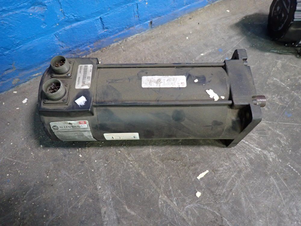 Allen Bradley 1.7 Kw Servo Motor - 1326ab-b2c-21