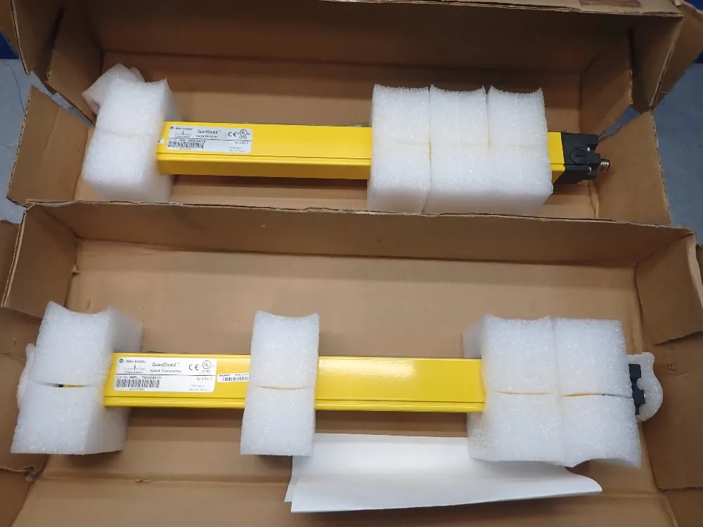 Allen-bradley 18 M Range Safety Light Curtain: Transmitter And Reciever - 445l-t4s0240yd, R40240yd