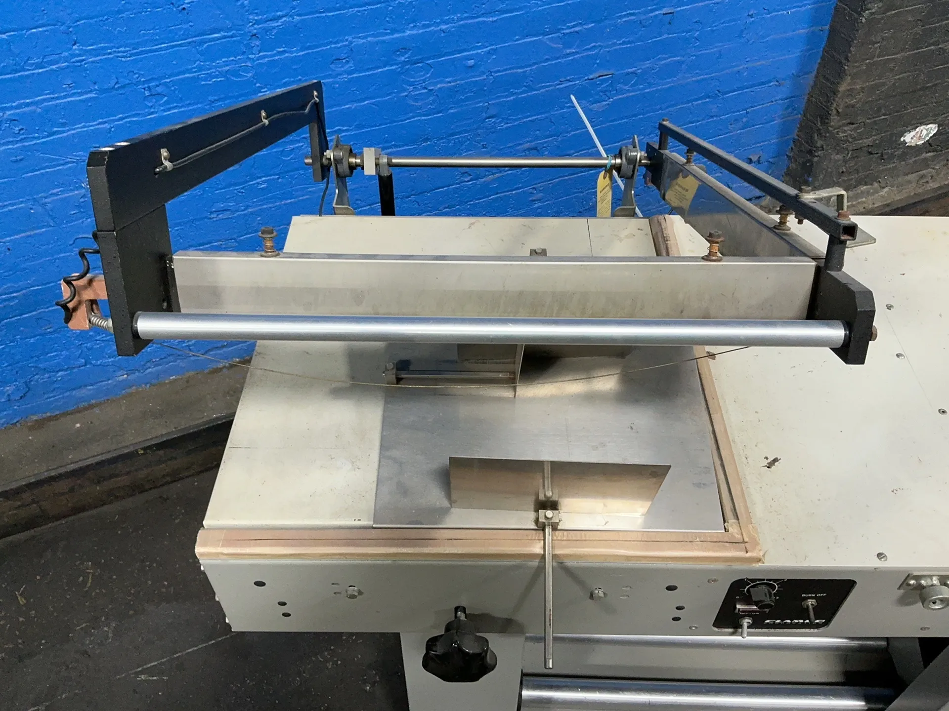 Clamco Corporation 20”l X 20”w Seal Bar Semi-automatic L-sealer