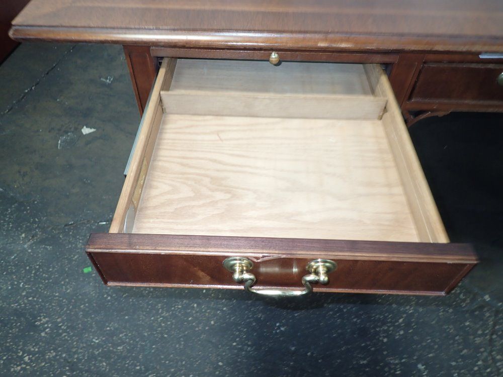 41" X 84" X 32" Oad Desk