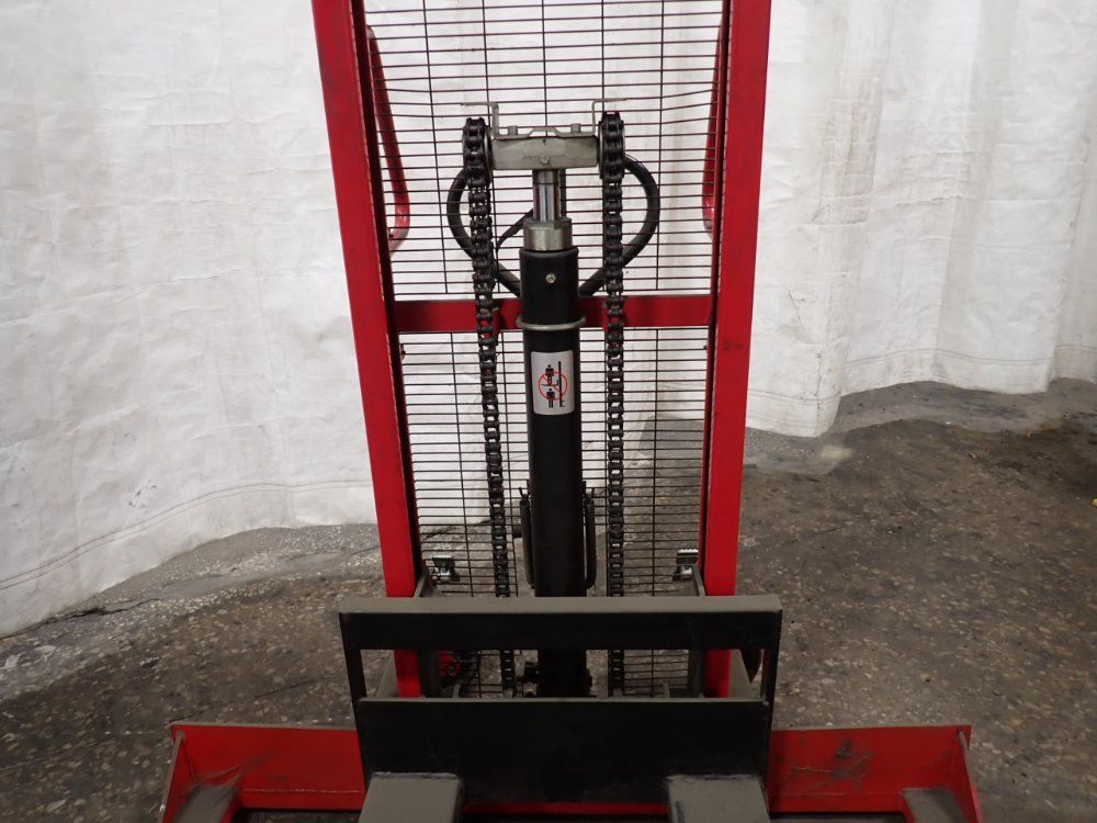 Dayton Hydraulic Straddle Lift