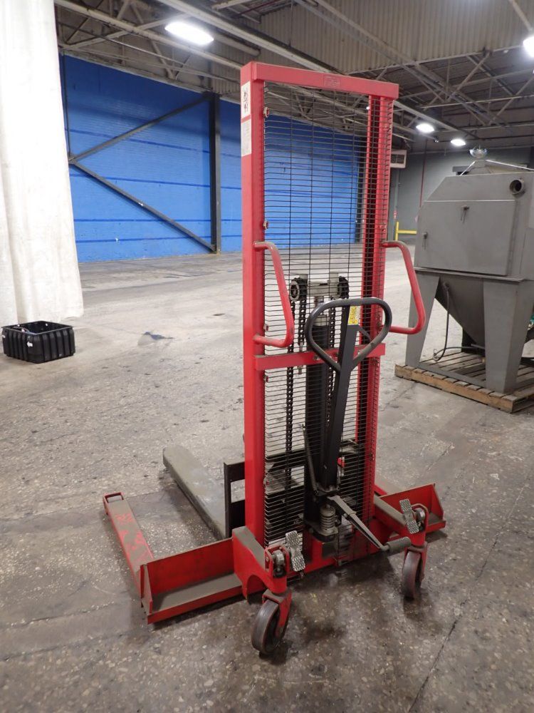 Dayton Hydraulic Straddle Lift