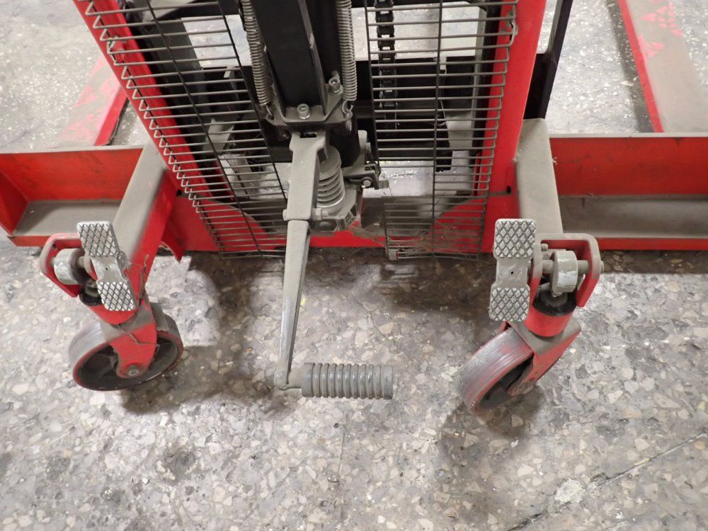 Dayton Hydraulic Straddle Lift