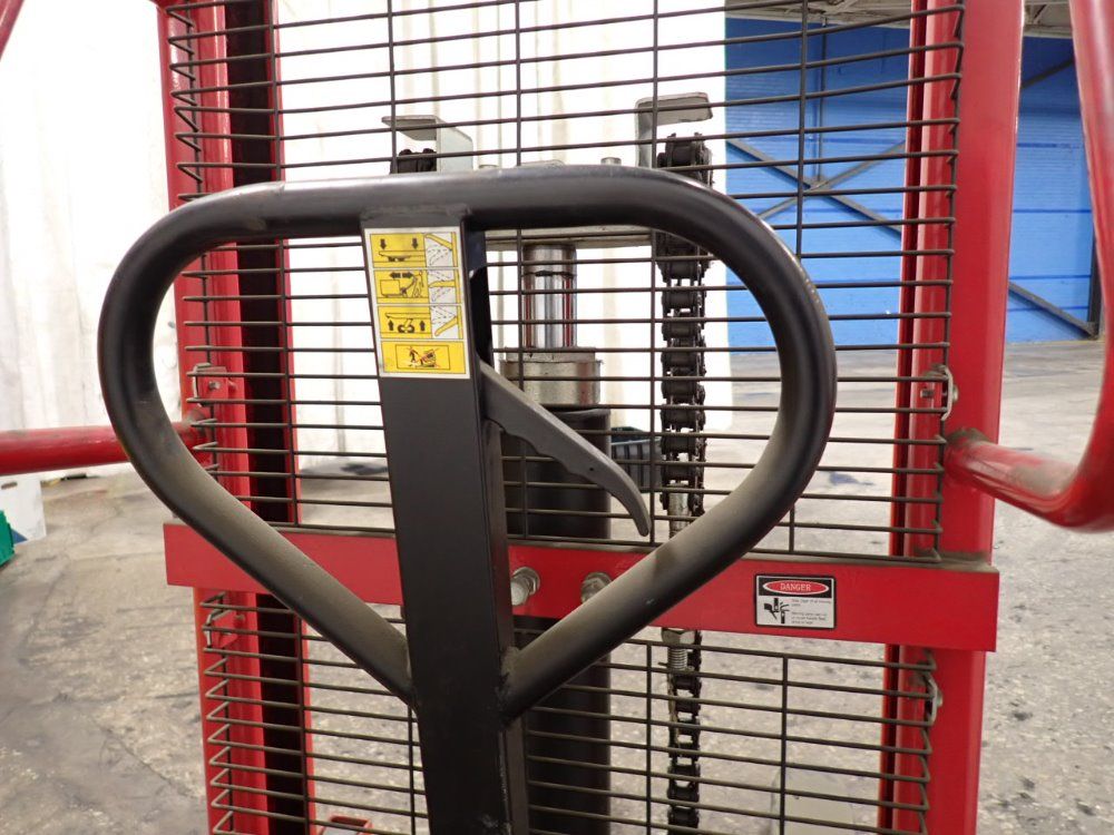 Dayton Hydraulic Straddle Lift