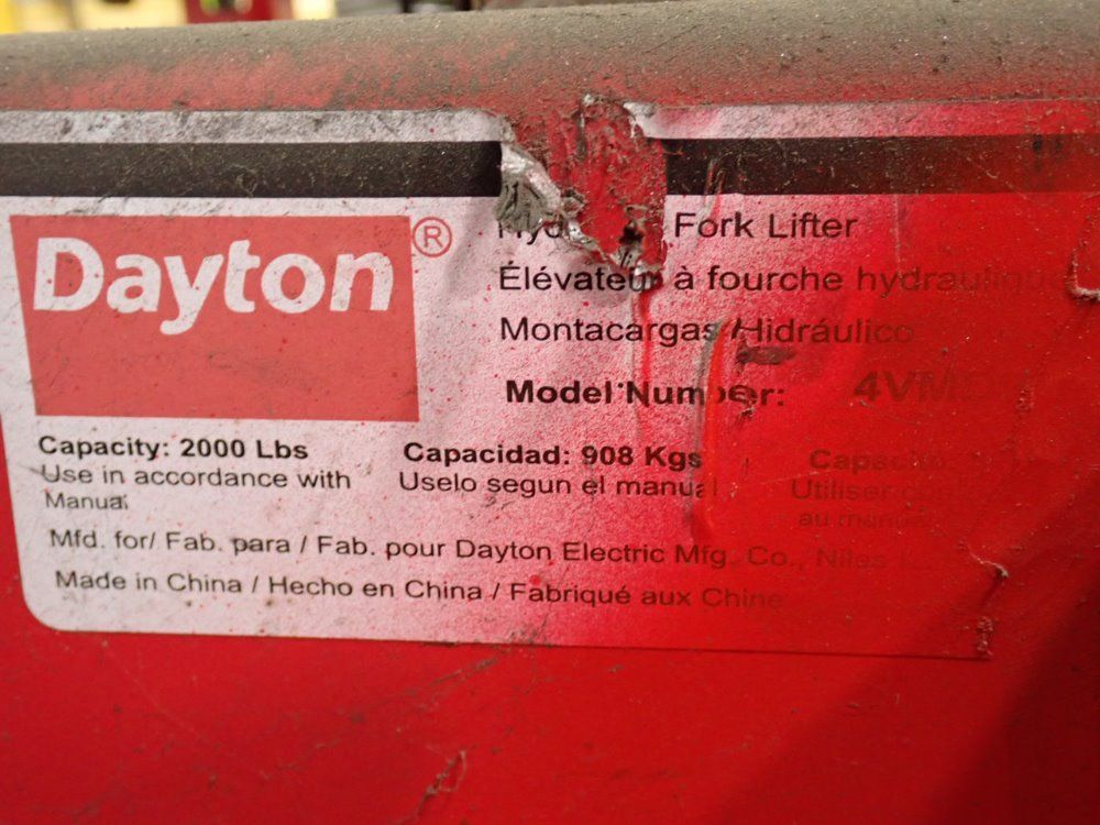 Dayton Hydraulic Straddle Lift