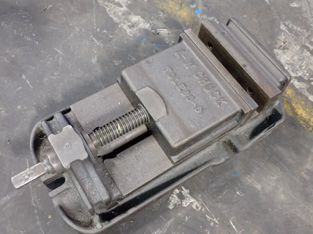 L-w Chuck Vise