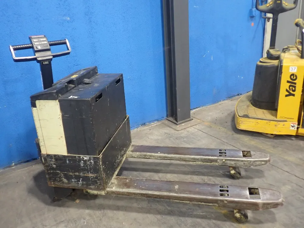 Crown Equipment Corp. 4000 Lbs. Electric Pallet Jack - 40gpw-4-14