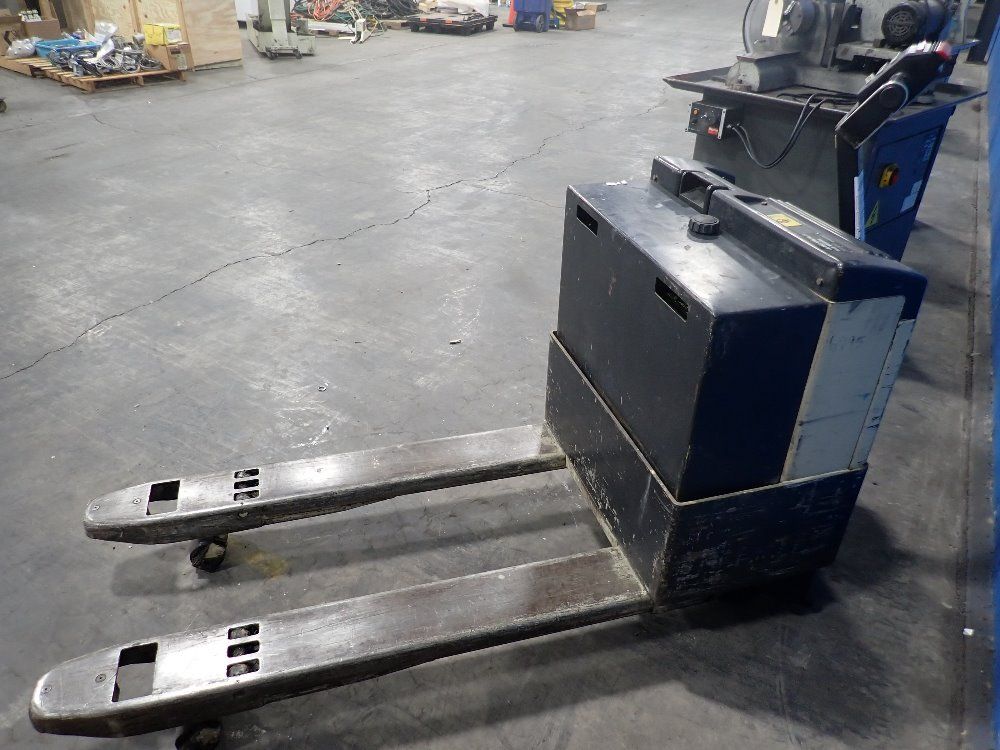 Crown Equipment Corp. 4000 Lbs. Electric Pallet Jack - 40gpw-4-14