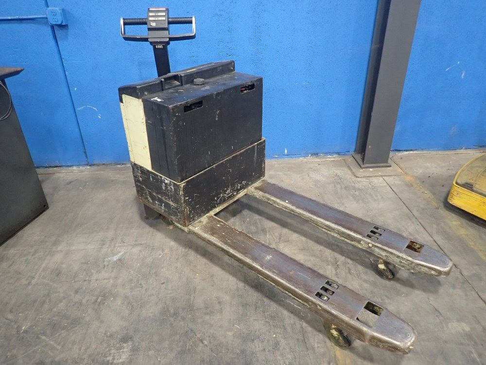 Crown Equipment Corp. 4000 Lbs. Electric Pallet Jack - 40gpw-4-14