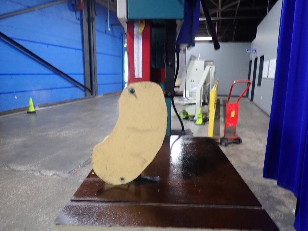 Grizzly Vertical Band Saw - Go568 24