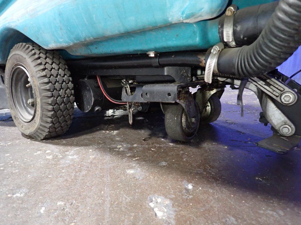 Tennant Tennant 5700 Floor Scrubber