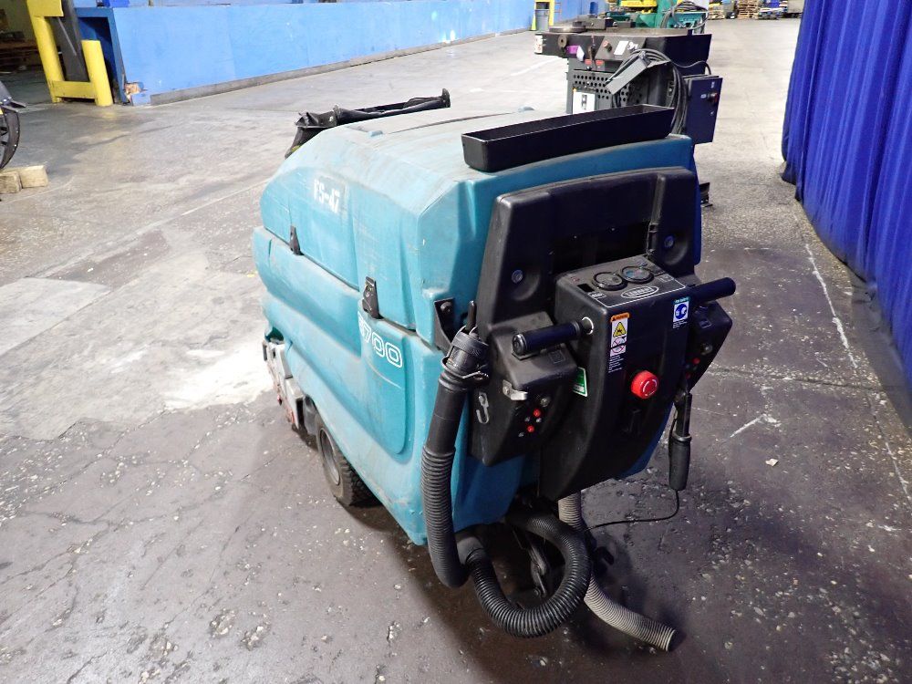 Tennant Tennant 5700 Floor Scrubber