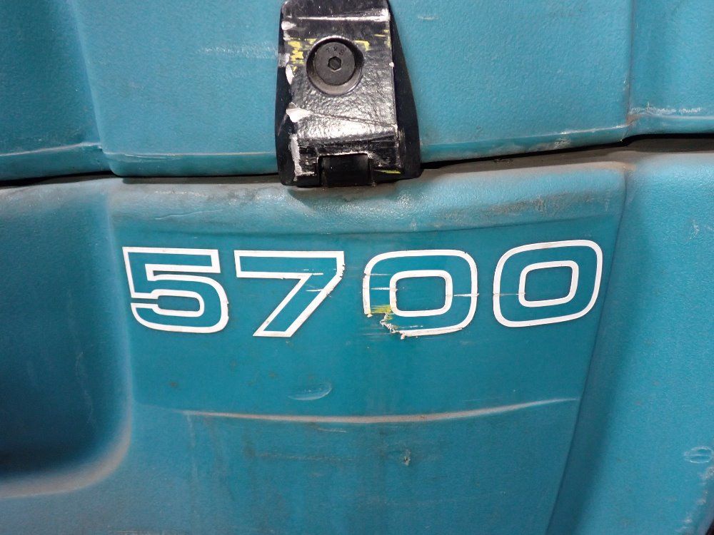 Tennant Tennant 5700 Floor Scrubber