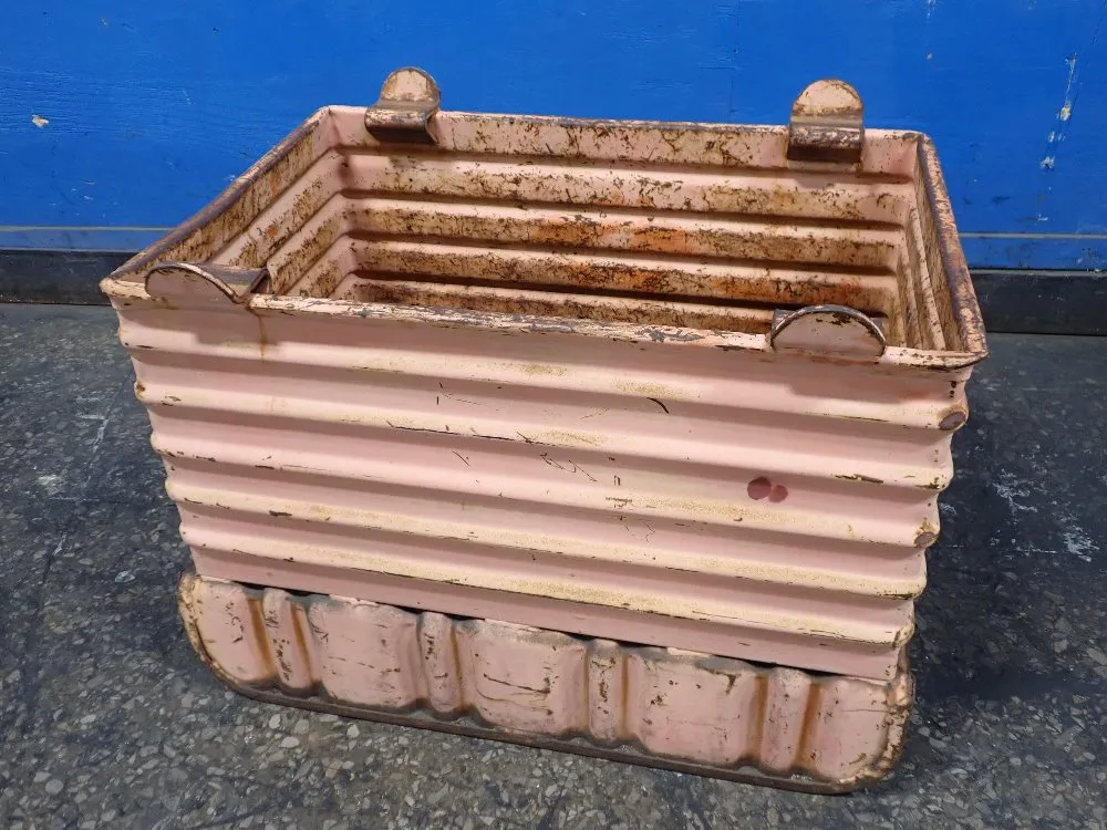 STACKABLE METAL BASKET