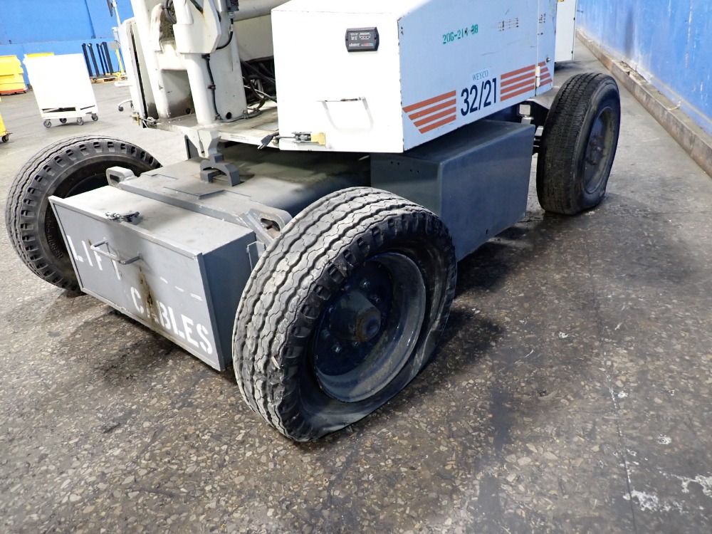 Simon 22' Reach/32' Platform Height 32/21e Boom Lift - 32/21e