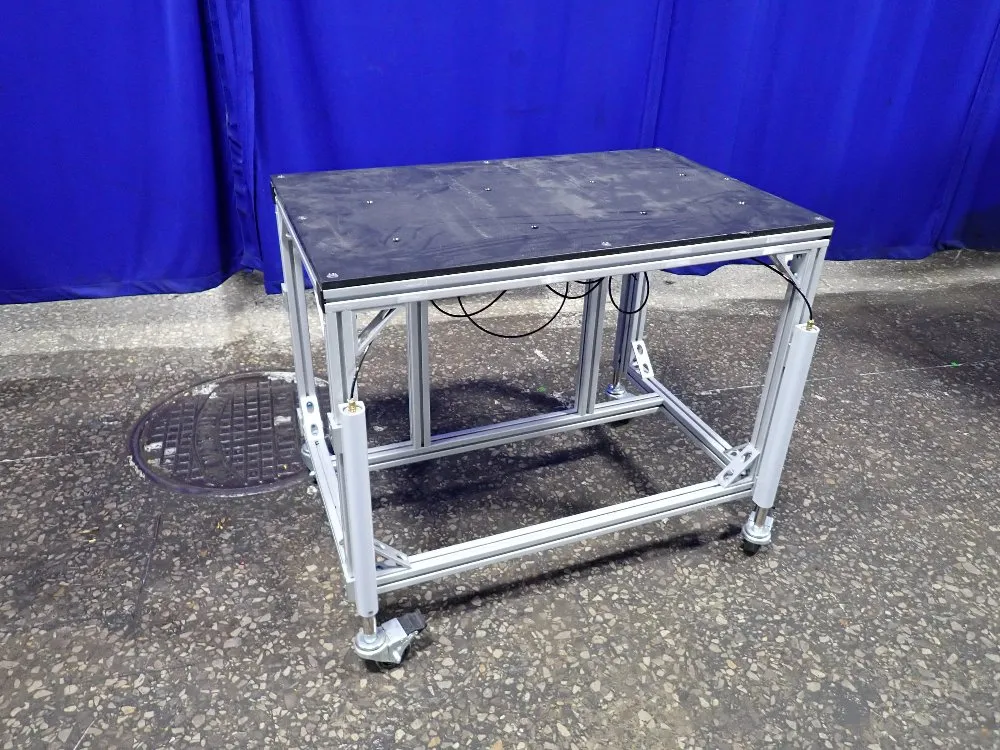 ADJUSTABLE TABLE