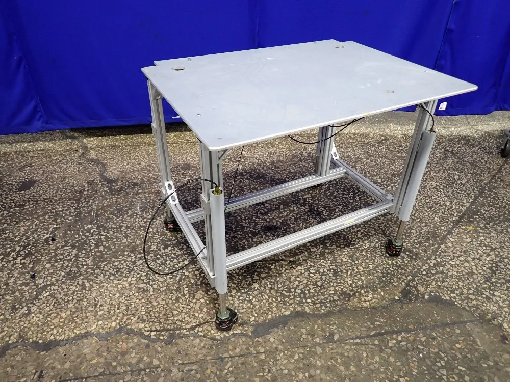 ADJUSTABLE TABLE