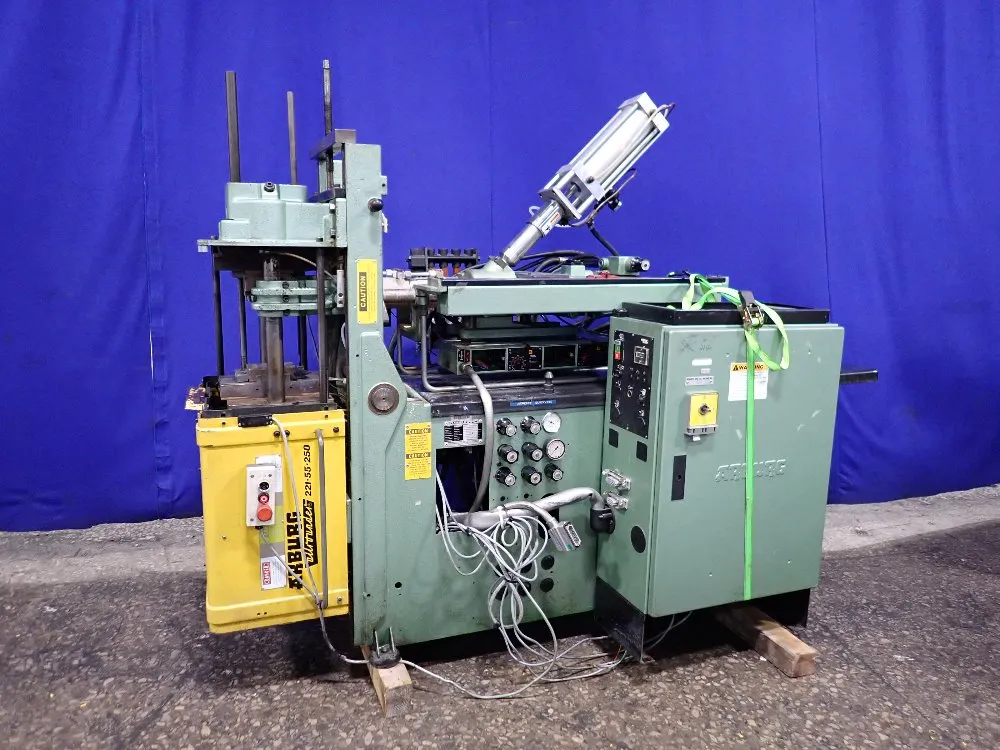 INJECTION MOLDER