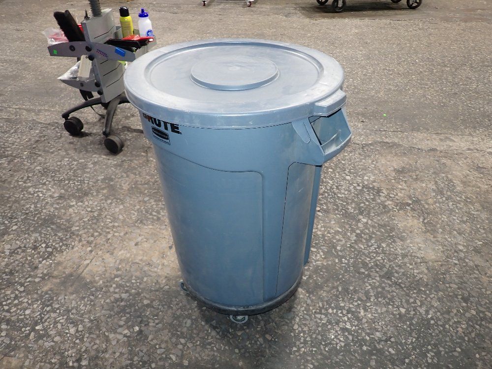 Rubbermaid Trash Can