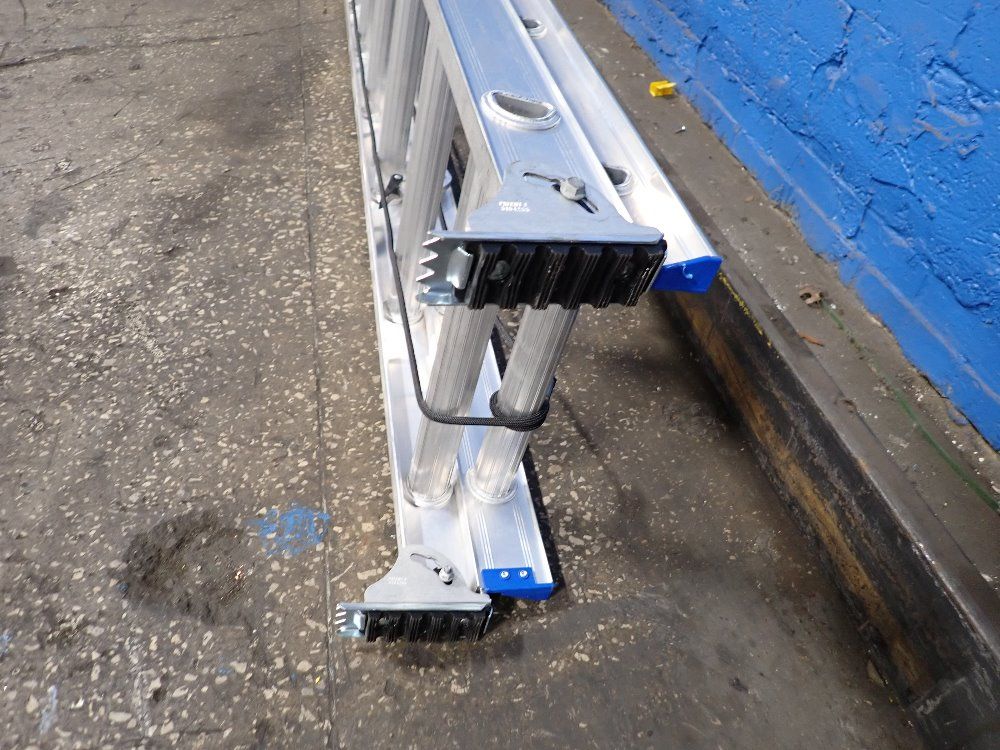 Werner 250 Lbs / 16' 11" Ladder - Di324-2