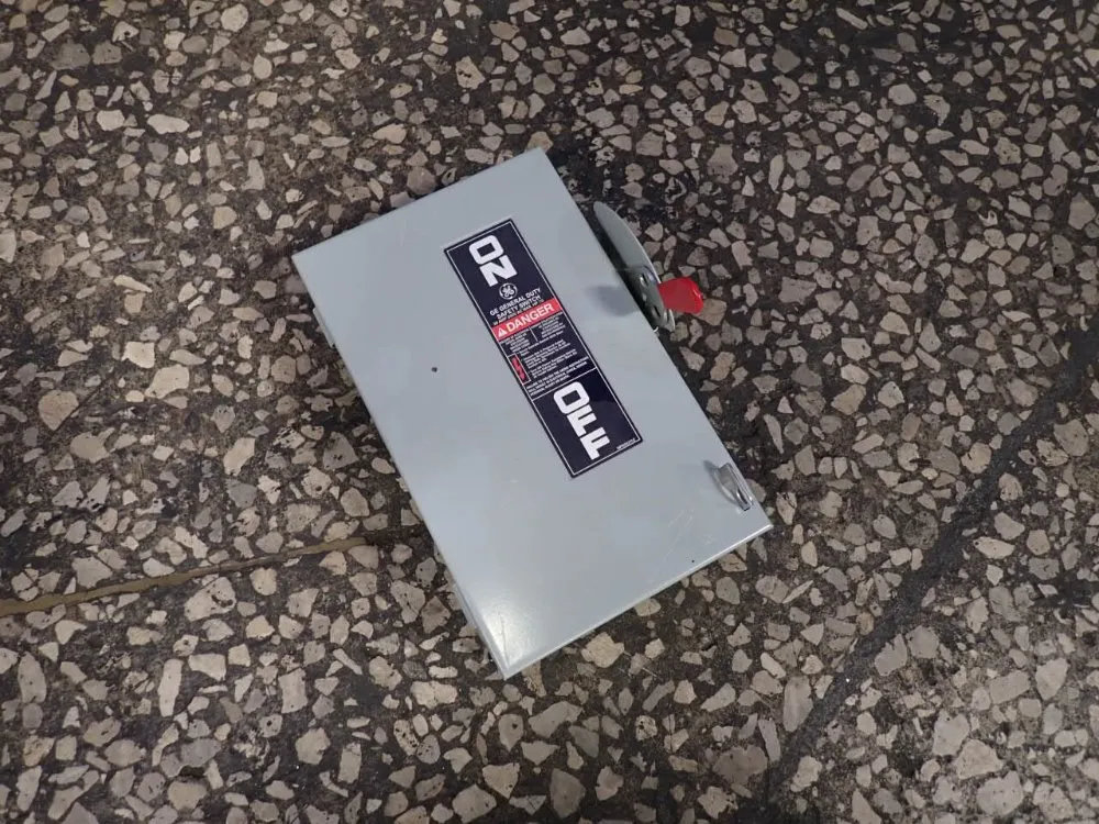 NON FUSIBLE DISCONNECT