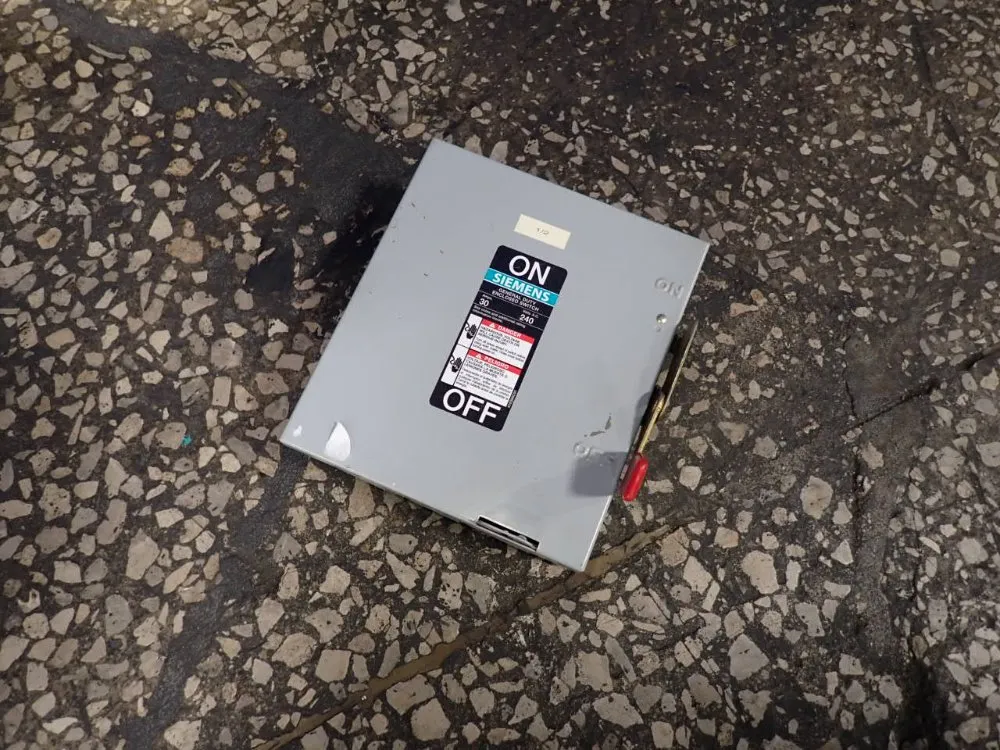 NON FUSIBLE DISCONNECT