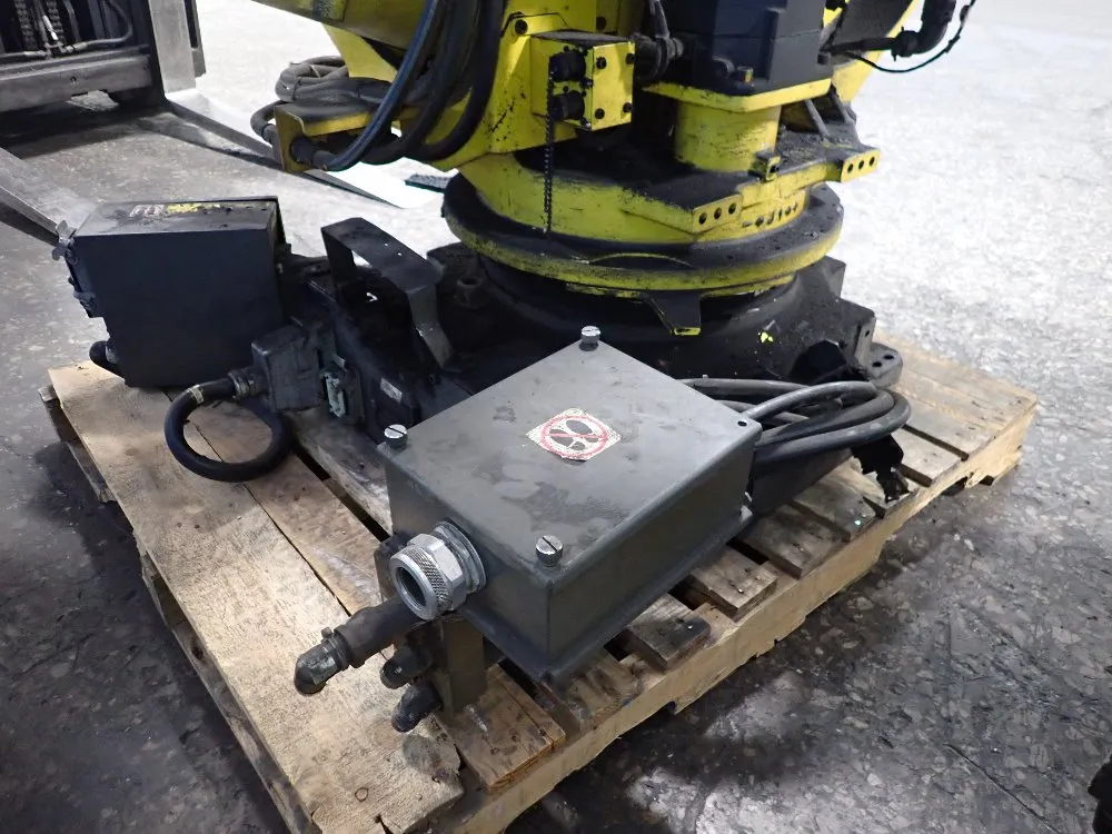 Fanuc 2003 Fanuc R2000ia165f Robot