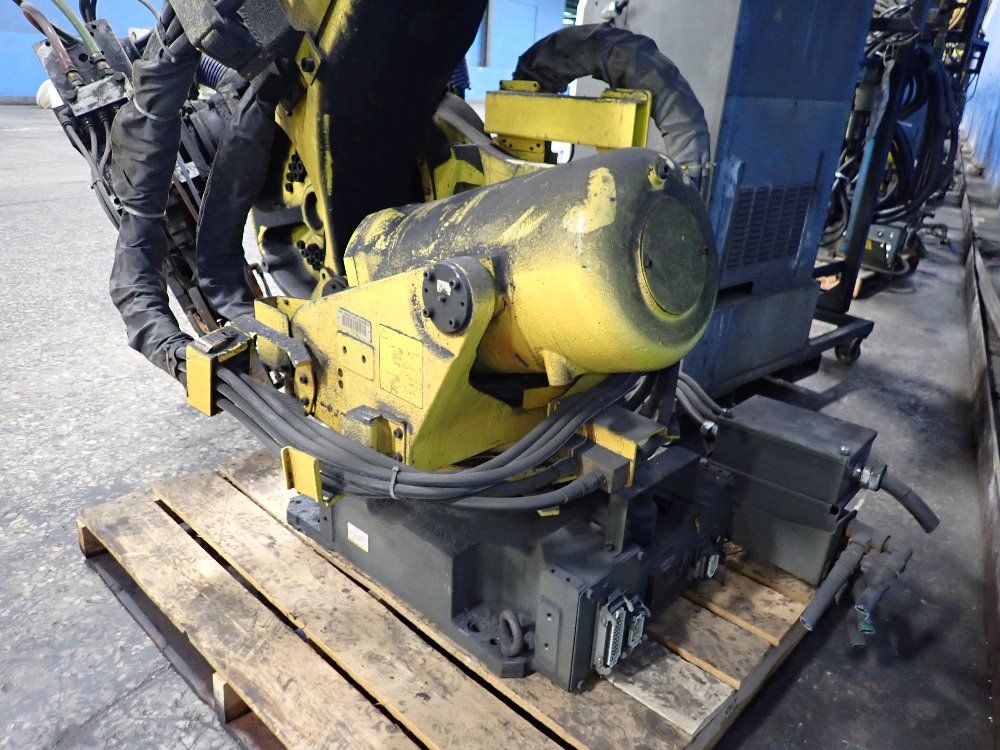 Fanuc 2003 Fanuc R2000ia165f Robot