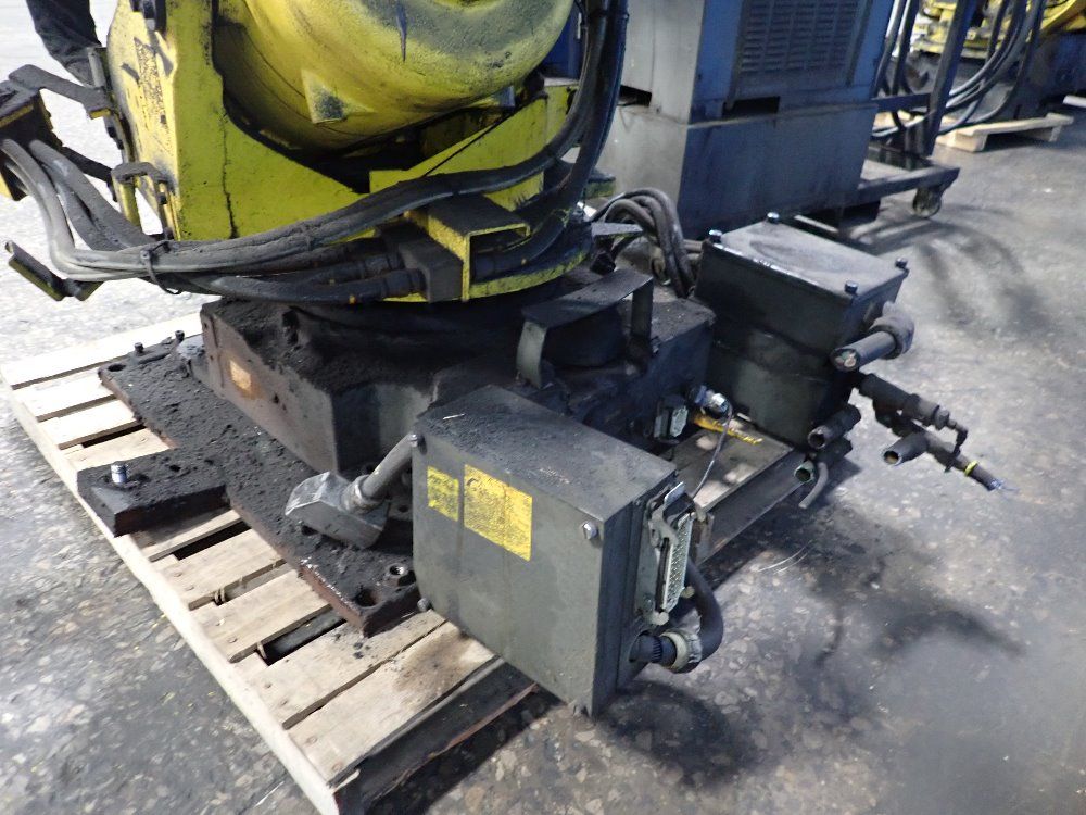 Fanuc 2003 Fanuc R2000ia165f Robot