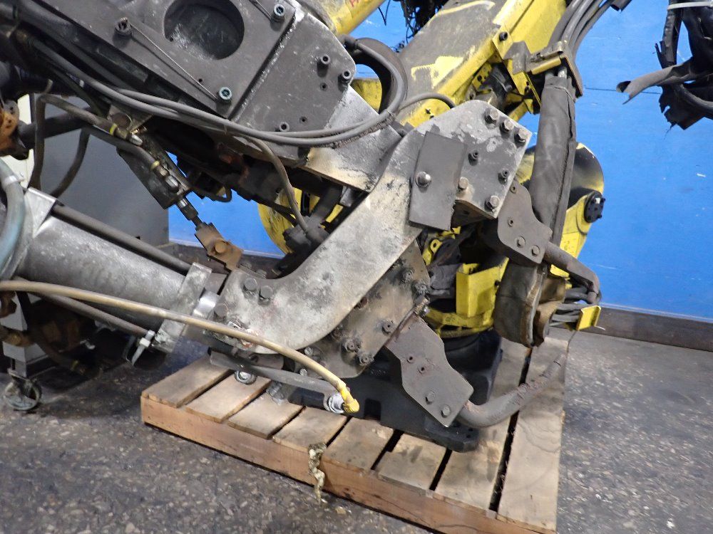Fanuc 2003 Fanuc R2000ia165f Robot
