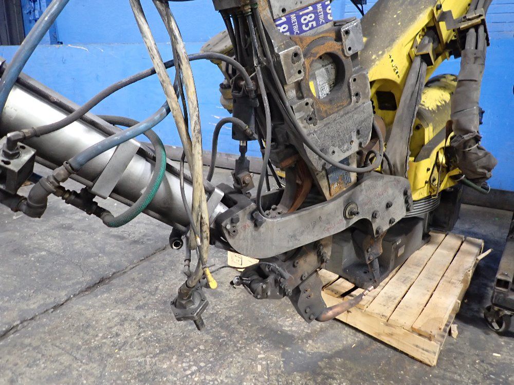 Fanuc 2004 Fanuc R-2000ib/165f Robot - R-2000ib/165f