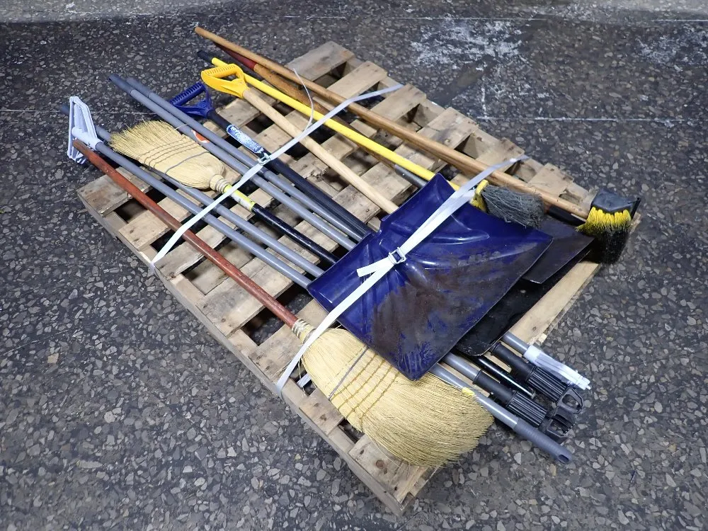 BROOMS/SHOVELS