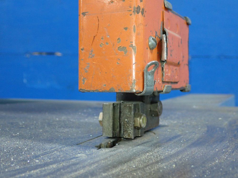 Grob 36 1/2" 1981 Grob 4v-36 Vertical Band Saw - 4v-36