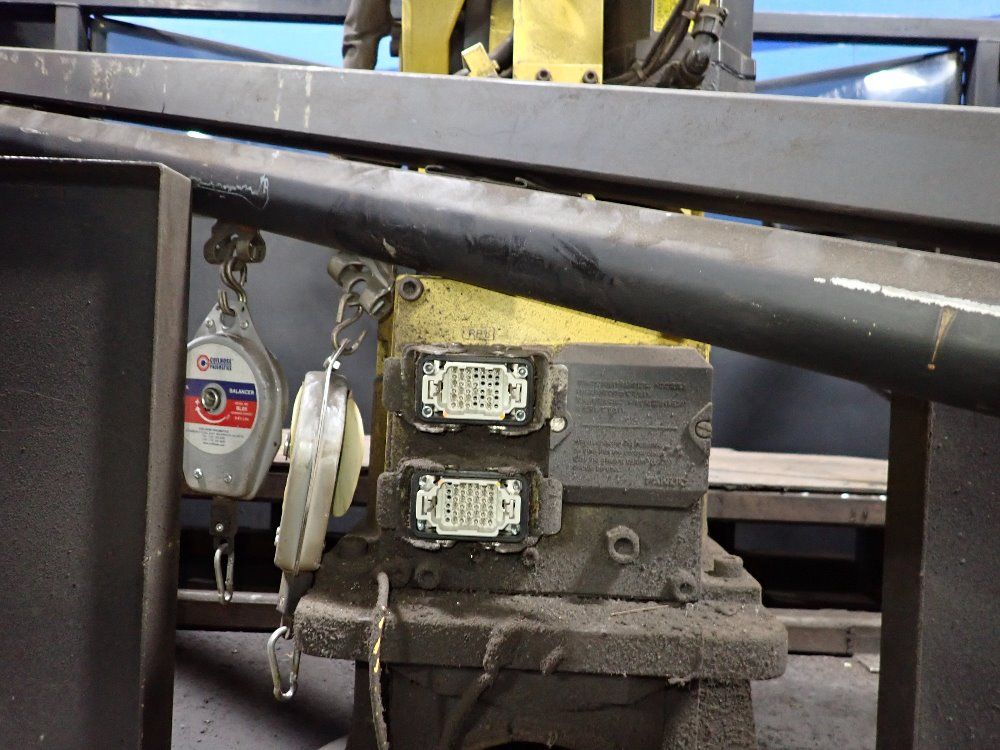 Fanuclincoln Electric 2005 Fanuclincoln Electric Arc Mate 100ib6s Robot Welding Cell