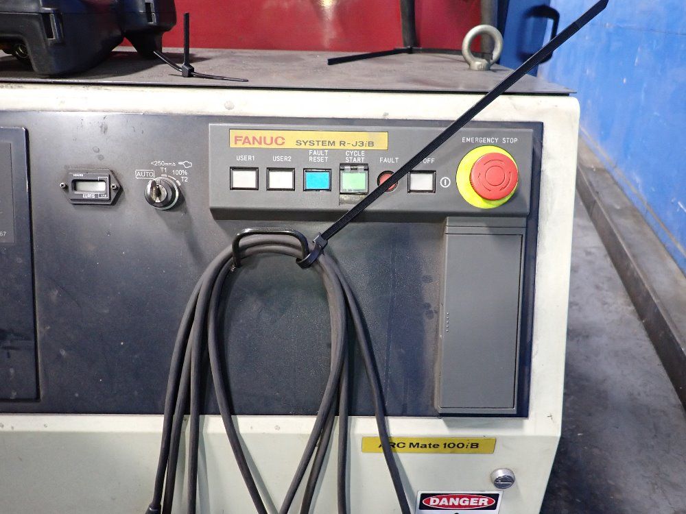 Fanuclincoln Electric 2005 Fanuclincoln Electric Arc Mate 100ib6s Robot Welding Cell