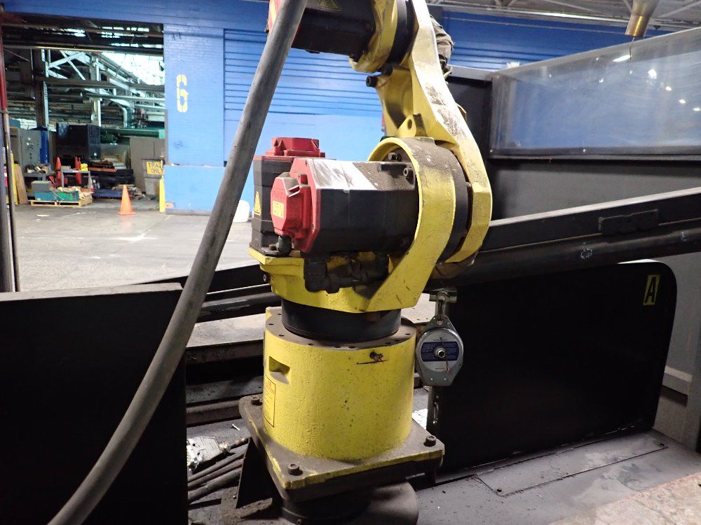 Fanuclincoln Electric 2005 Fanuclincoln Electric Arc Mate 100ib6s Robot Welding Cell