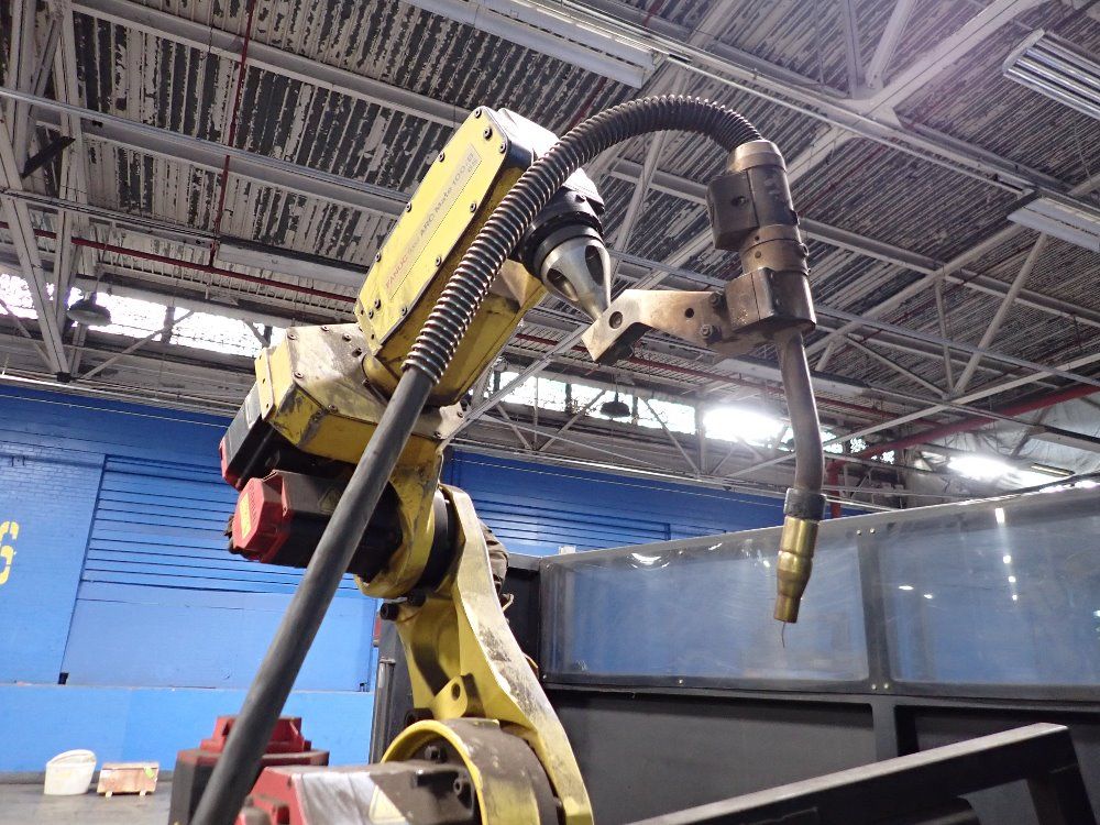 Fanuclincoln Electric 2005 Fanuclincoln Electric Arc Mate 100ib6s Robot Welding Cell