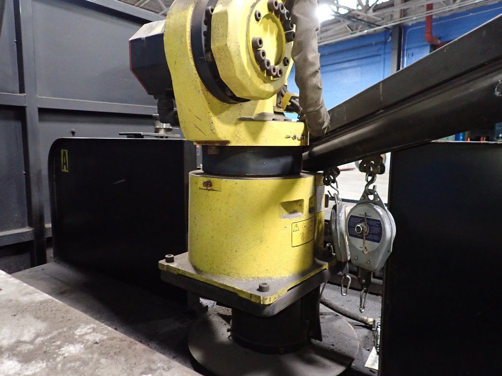 Fanuclincoln Electric 2005 Fanuclincoln Electric Arc Mate 100ib6s Robot Welding Cell