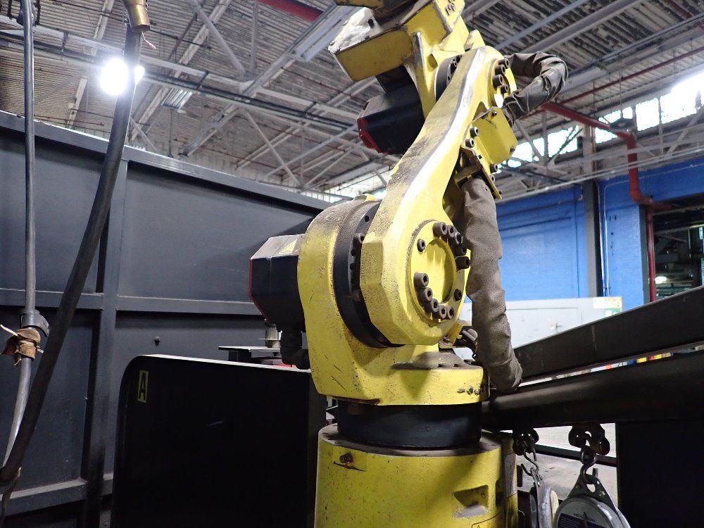 Fanuclincoln Electric 2005 Fanuclincoln Electric Arc Mate 100ib6s Robot Welding Cell
