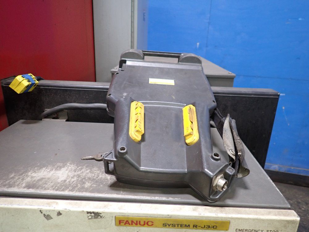 Fanuclincoln Electric 2007 Fanuclincoln Electric Arc Mate 100ibe Robot Welding Cell