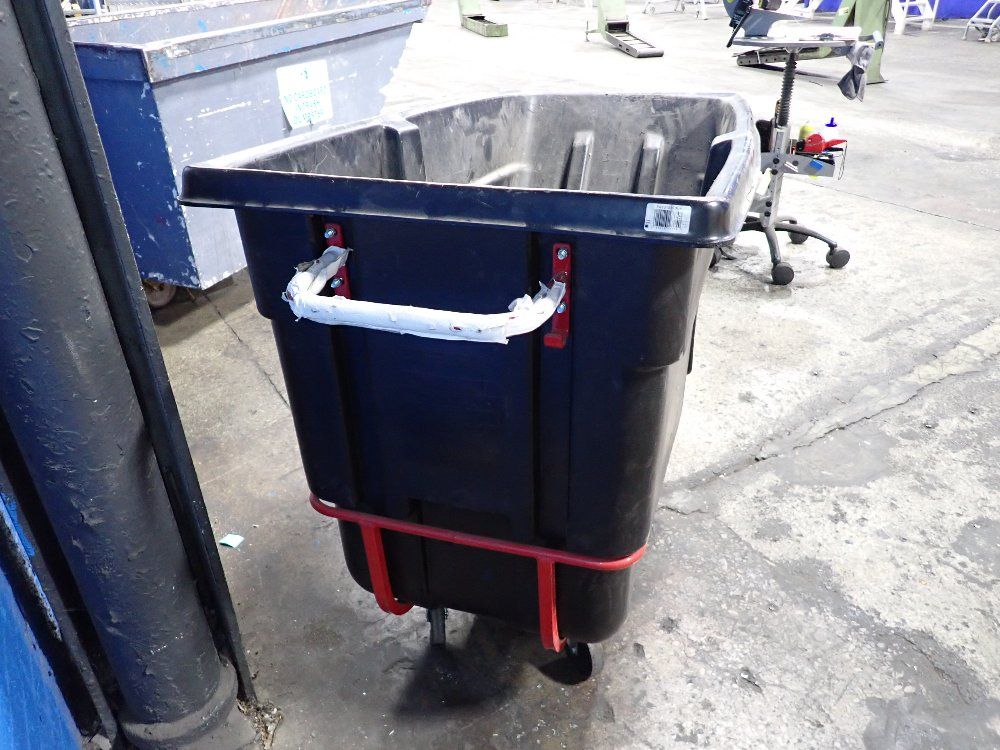 Rubbermaid 65"x29"x38" Self Dumping Hopper