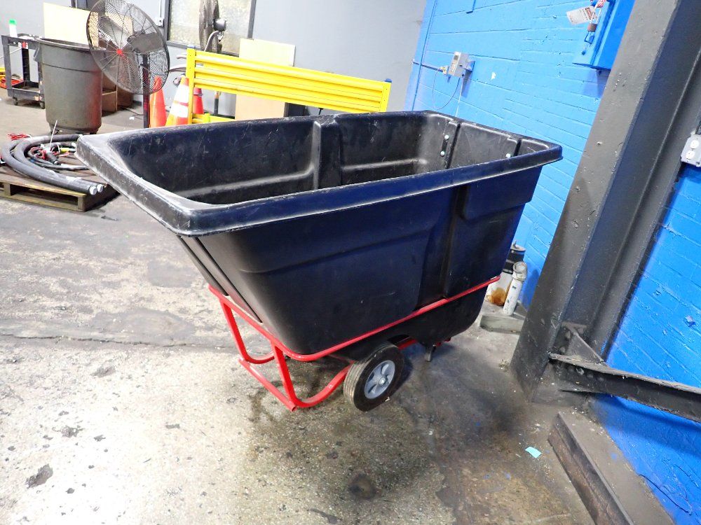 Rubbermaid 65"x29"x38" Self Dumping Hopper