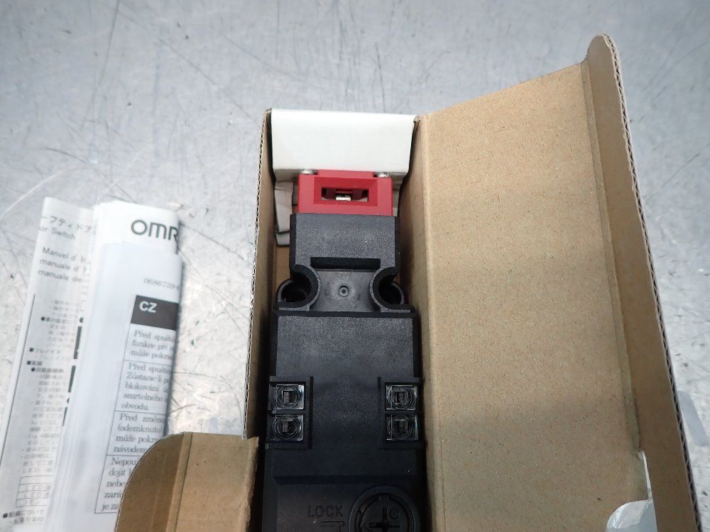 Omron 24 Vdc Solenoid Lock Safety Door-lock Switch - D4gl-4efg-a
