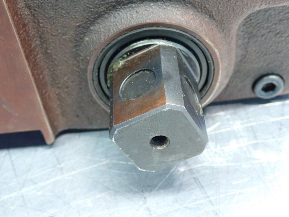 Destaco Right Hand Pneumatic 90° Power Clamp - 82g8n-412c91-na