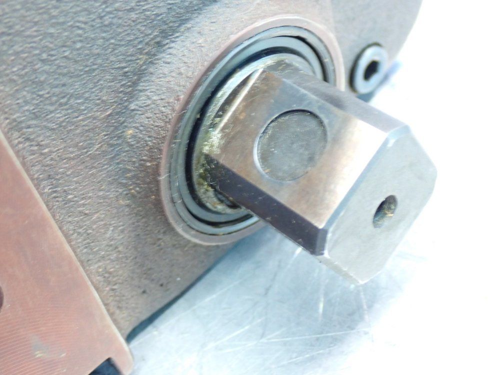 Destaco Right Hand Pneumatic 90° Power Clamp - 82g8n-412c91-na