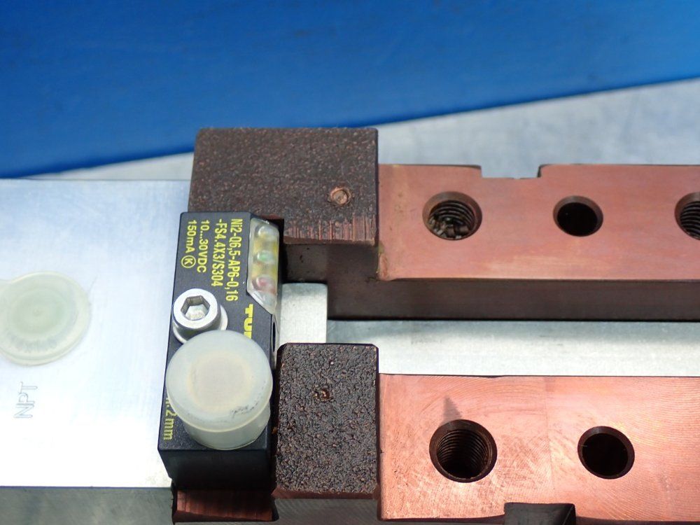 Destaco Right Hand Pneumatic 90° Power Clamp - 82g8n-412c91-na